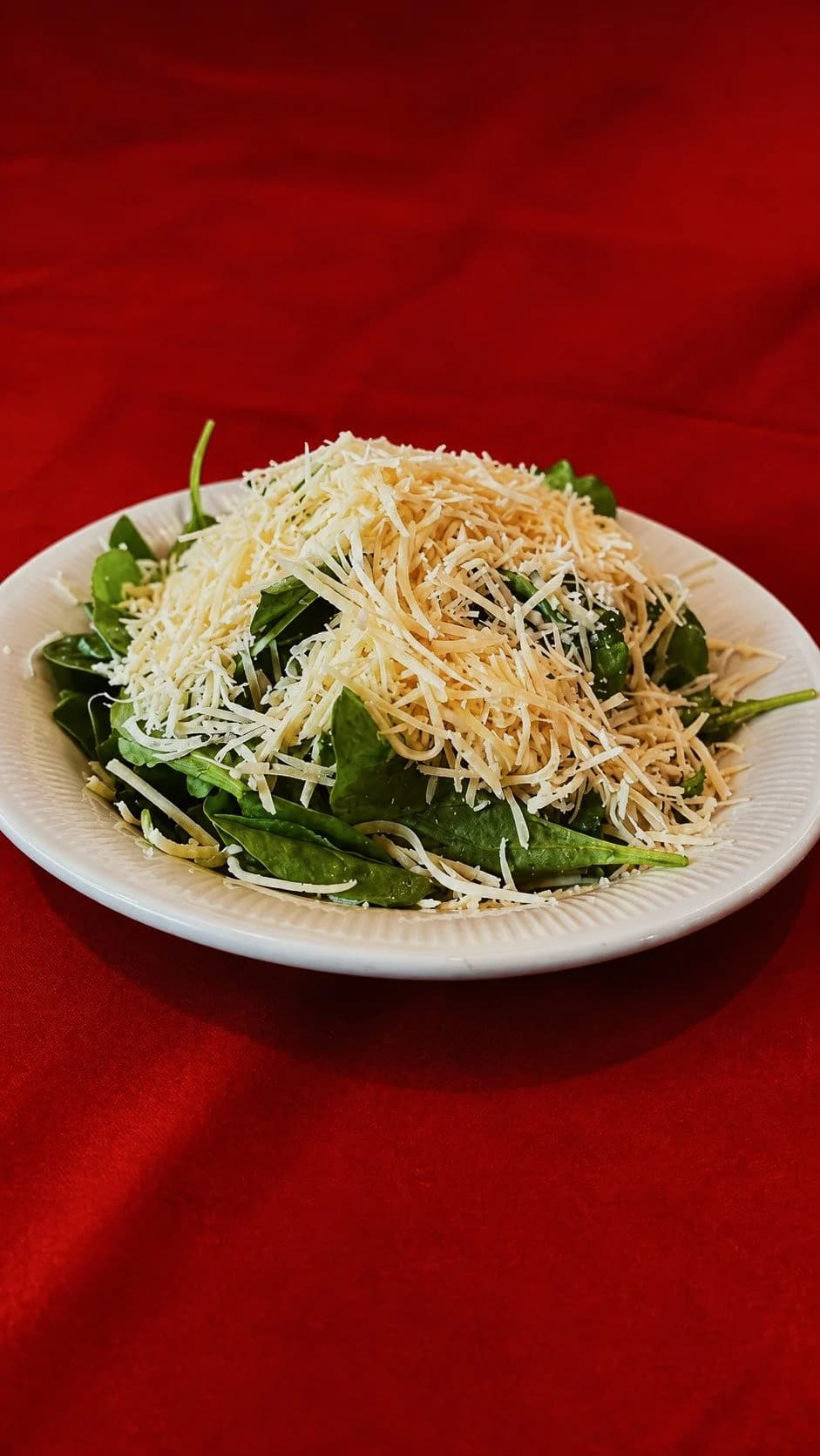 Ensalada de hojas verdes con queso rallado